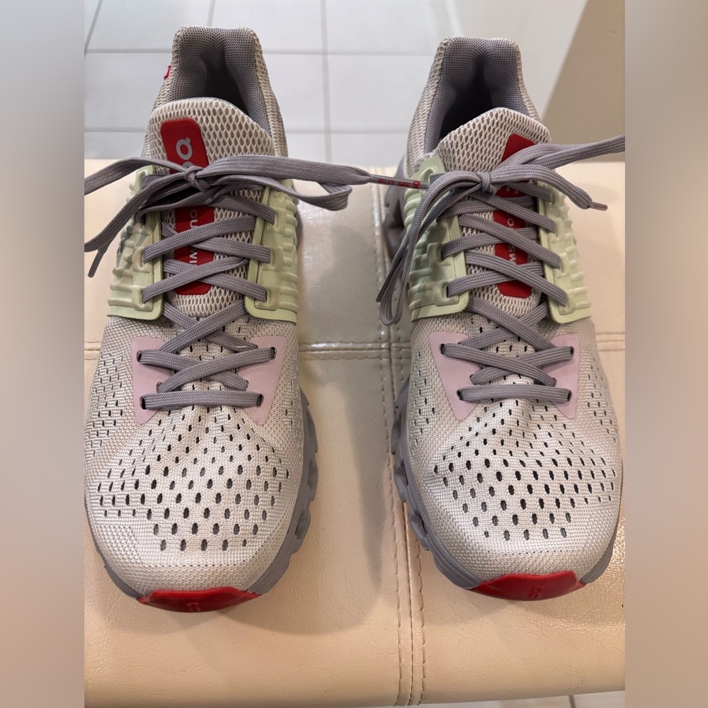 ON
WOMEN'S CLOUDSWIFT RUNNING SHOE